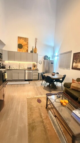 Quiet secluded neighborhood quick freeway access canyons shopping entertainment 