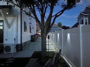 Property grounds - Drapers Dream Stay and Play Private Guest house. (Draper)