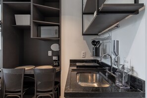 Frigobar, microondas, placa de cocina, tetera/pava eléctrica