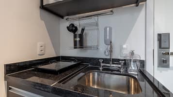 Frigobar, microondas, placa de cocina, tetera/pava eléctrica