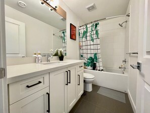 Hair dryer, towels, soap, toilet paper - Spacious city haven 2BR (Surrey)