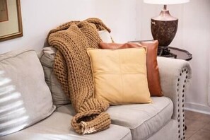 Living area - The Eden, 1BR Queen Duplex by Velvet Ditch Villas (Oxford)
