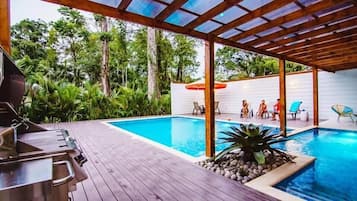 Hồ bơi ngoài trời