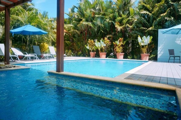 Una piscina al aire libre