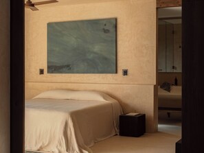 Suite de base, balcon | Salle de bain | Baignoire et douche séparées, articles de toilette (gratuits)