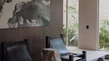 Suite Deluxe, balcón | Zona de estar | Smart TV de 60 pulgadas con canales digitales