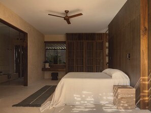 Suite Deluxe, balcon | Couette en duvet, minibar, coffre-fort, bureau