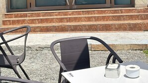Un restaurante con un amplio escaparate de vidrio y un cartel que dice 'AURANTE O ESQUERTO'.