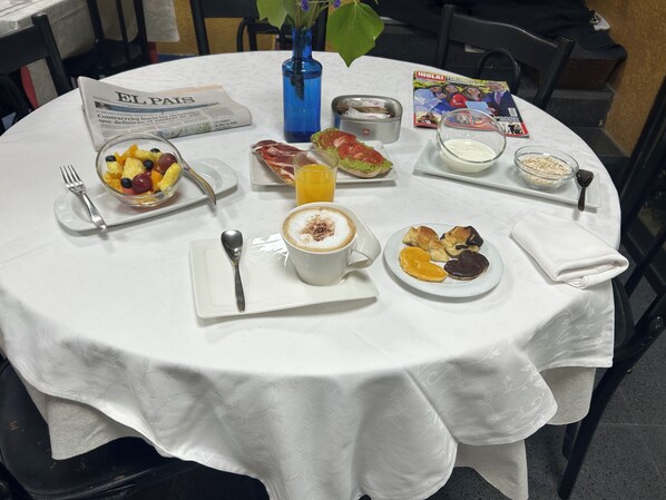 Petit déjeuner continental (5.00 EUR par personne)