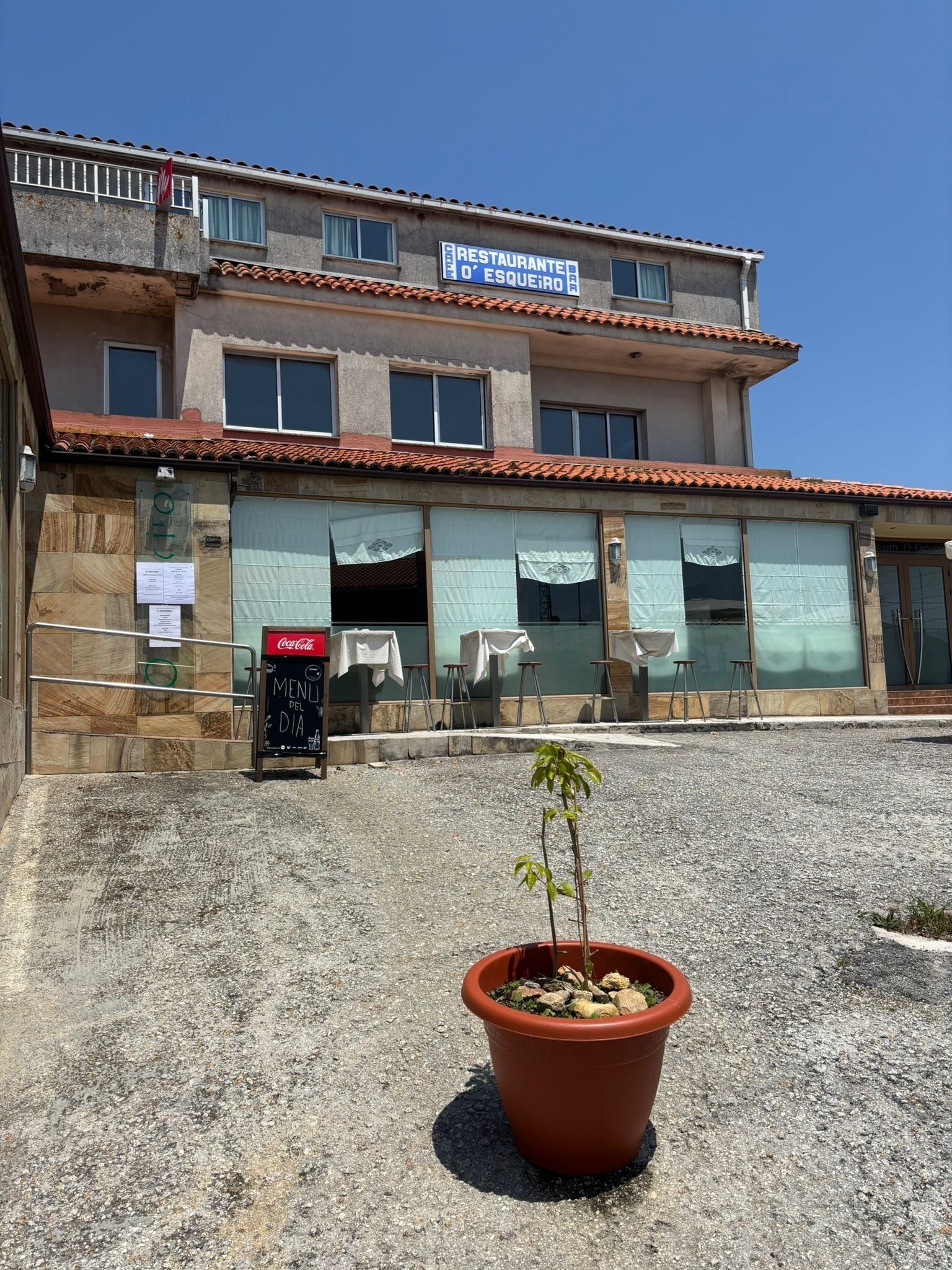 Un edificio con un letrero que dice "RESTAURANTE O' ESQUIRO".