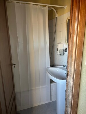 Basic Twin Room, Mountain View | Bathroom | Towels, soap, shampoo, toilet paper - o esqueiro (Malpica de Bergantinos)