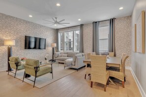 TV, offices - Two Luxury Homes | Stunning Downtown Views! (Nashville)