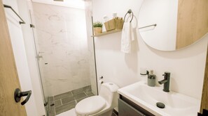 Een haardroger, handdoeken, zeep, toiletpapier