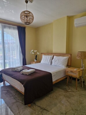 Egyptian cotton sheets, premium bedding, free minibar, blackout curtains