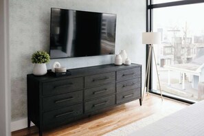 4 habitaciones, tabla de planchar con plancha, wifi y ropa de cama 