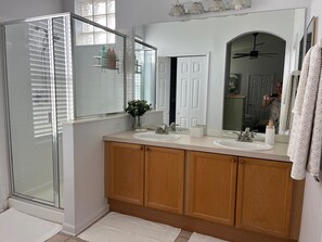 Hair dryer, towels, soap, shampoo - Near Disney 4Bd/3Ba Villa w/ Private Pool, Hot Tub in Gated Resort Community (Kissimmee)