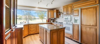Prestigious Fairway Living – Luxe 2BR on 7th Hole, Mission Hills