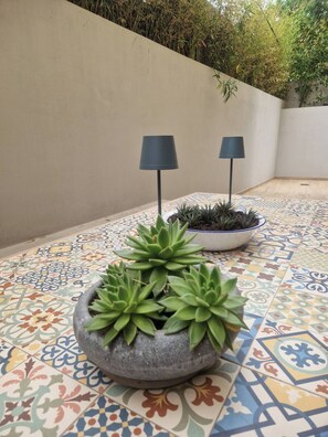 Property grounds - Modern apartment with a yard (Iraklio)