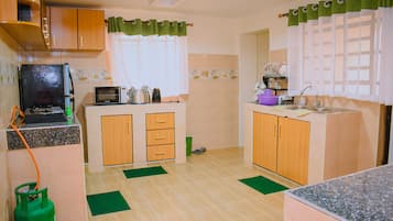 Fridge, cookware/dishes/utensils
