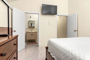 House | 2 bedrooms - Private Pool Private Chef Discoverybay 24hr Secure (Discovery Bay)
