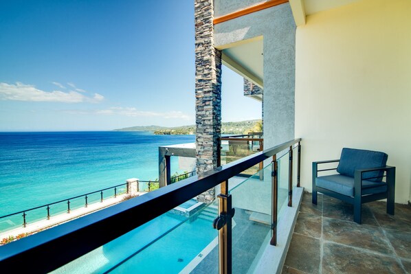 6 bedrooms - Luxury Oceanfront Villa Fully Staffed Pool Jacuzzi Movie Theatre (Tower Isle)