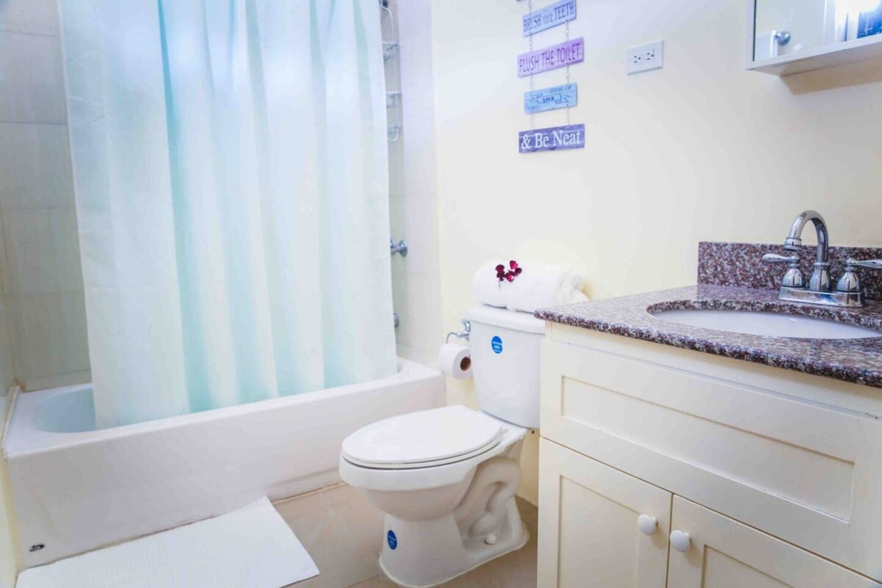 Une salle de bain avec une baignoire, des toilettes et un lavabo.