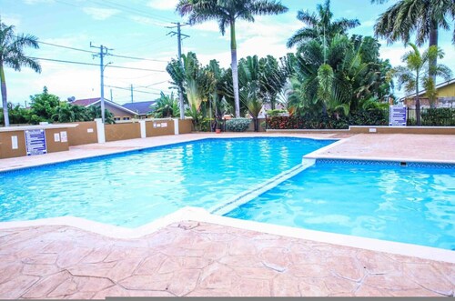 Drax Hall Pool Gym Gated Tennis Kidsplygrnd 304