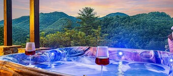 *New Scenic Mtn Cabin | Private Dock & Hot Tub