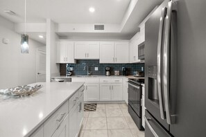 Frigorífic, microones, forn i placa de cuina 