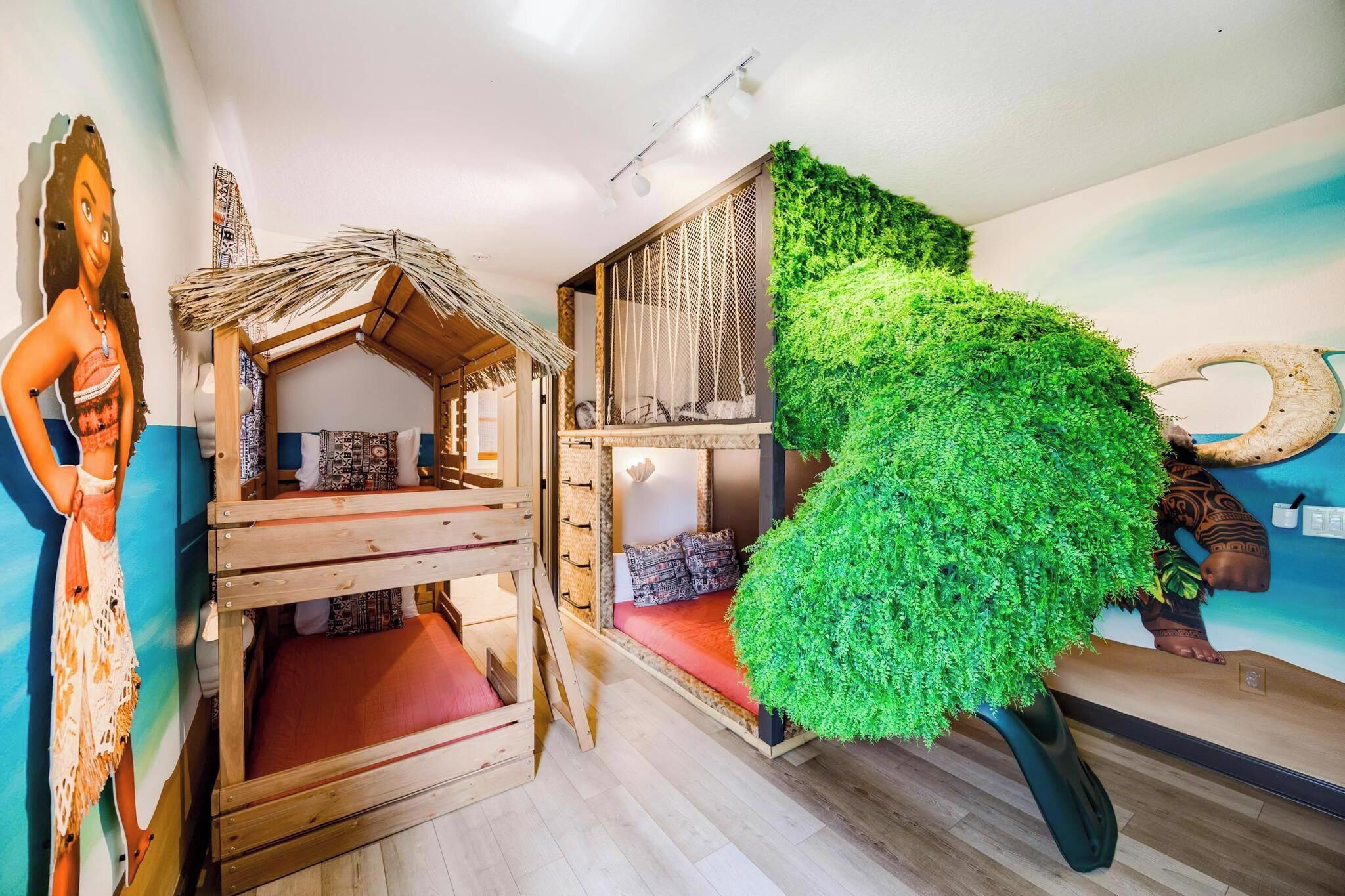 8 bedrooms, travel cot, WiFi, bed sheets