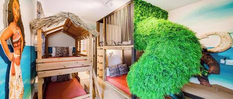 8 bedrooms, travel cot, WiFi, bed sheets