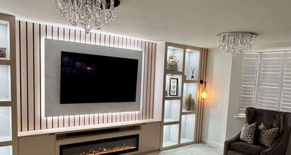 The Grand 4 Bedroom Home - Big Garden & Parking