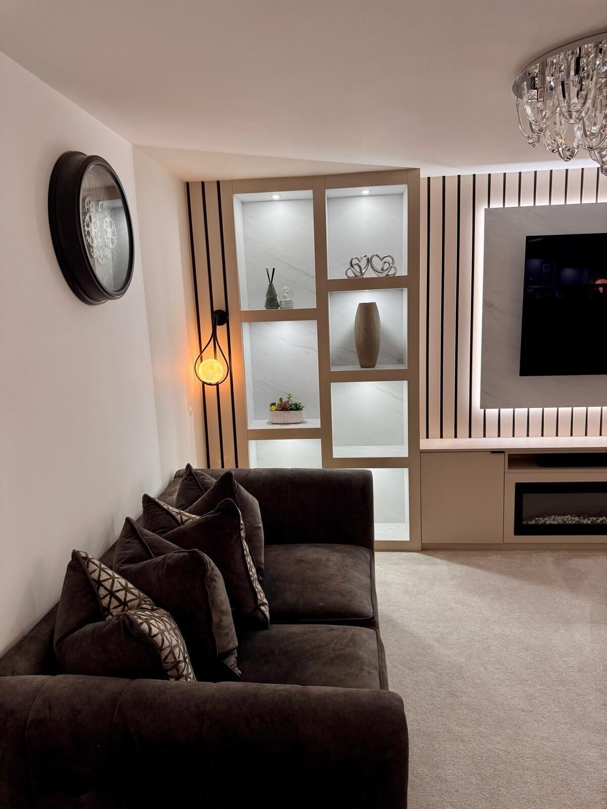 Älytelevisio, stereot, työhuone, tietokoneen näyttö