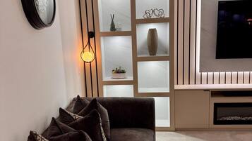 Älytelevisio, stereot, työhuone, tietokoneen näyttö