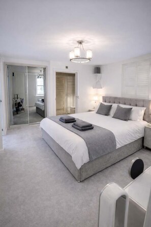 4 bedrooms, desk, iron/ironing board, free WiFi