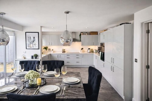 The Grand 4 Bedroom Home - Big Garden & Parking