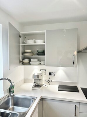 Geladeira, micro-ondas, fogão, cooktop