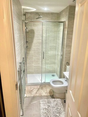 Dusj, hårføner, håndklær og sjampo