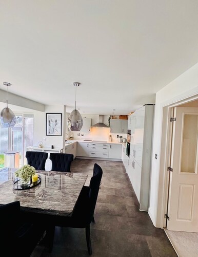 High end Spacious 4 Bedroom - free parking and free WiFi/ Big Garden