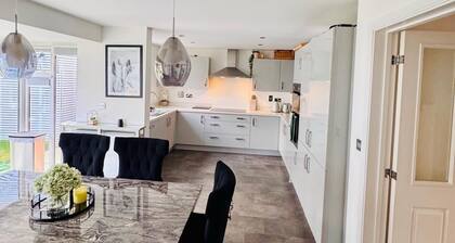 High end Spacious 4 Bedroom - free parking and free WiFi/ Big Garden