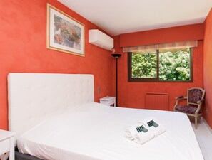 5 slaapkamers, een strijkplank/strijkijzer, gratis wifi, beddengoed