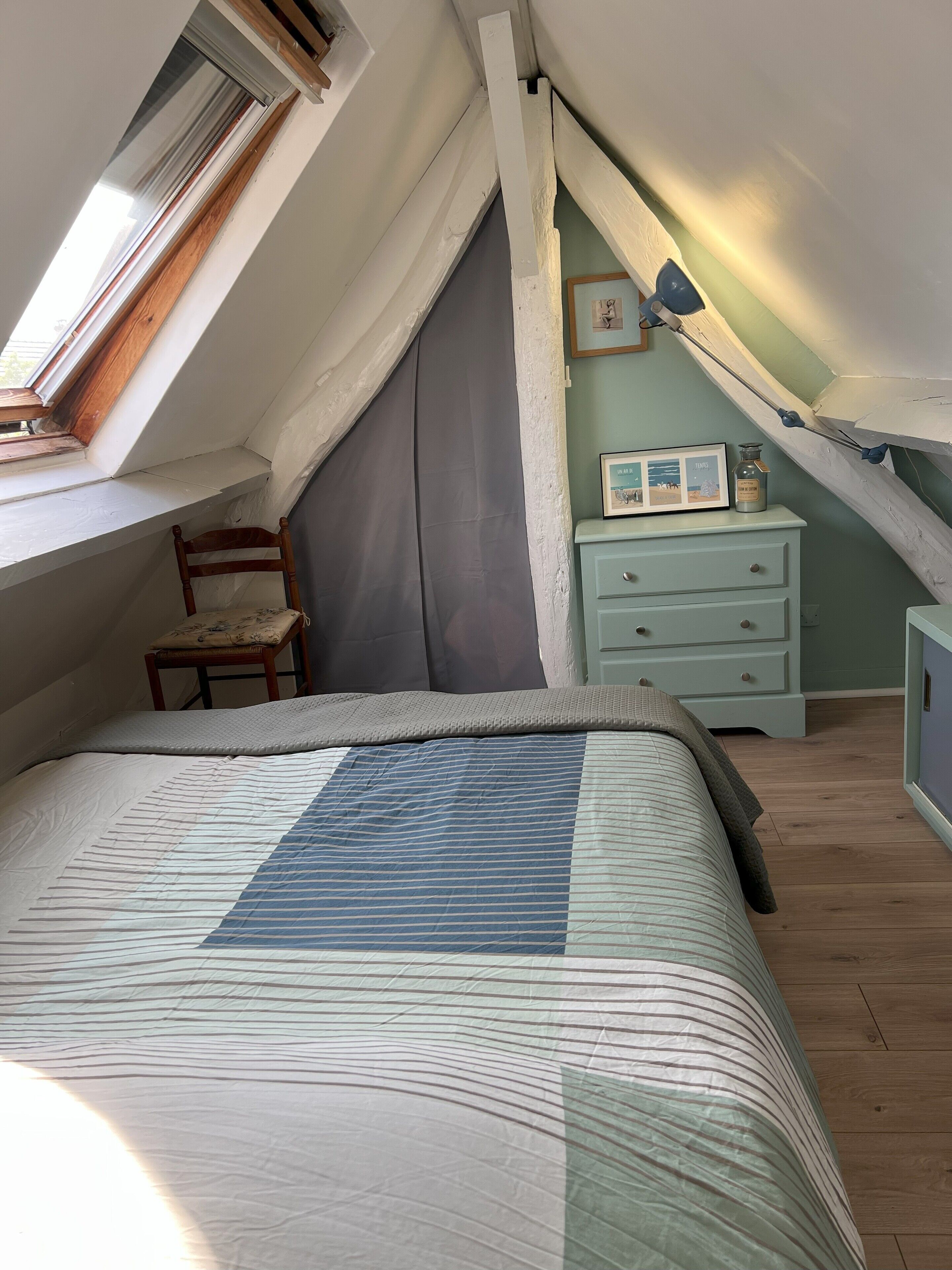 4 slaapkamers, een bureau, een strijkplank/strijkijzer, reisbedje