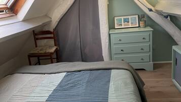 4 slaapkamers, een bureau, een strijkplank/strijkijzer, reisbedje