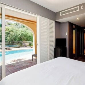 4 bedrooms, iron/ironing board, WiFi, bed sheets - Villa on the hills of Mandelieu with sea view and swimming pool (Mandelieu-la-Napoule)