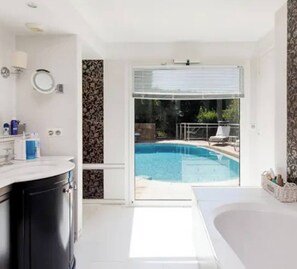 Shower, towels, soap, toilet paper - Villa on the hills of Mandelieu with sea view and swimming pool (Mandelieu-la-Napoule)
