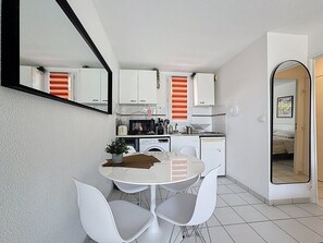 Réfrigérateur, un four, cafetière-théière, grille-pain