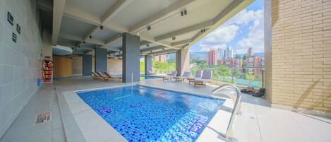 حمّام سباحة خارجي، حمّام سباحة مُدفَّأ