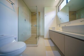 SĂšche-cheveux, serviettes fournies, savon, papier toilette