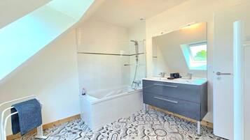 Een douche, een haardroger, handdoeken