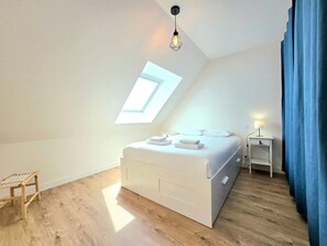 4 bedrooms, desk, Internet, bed sheets